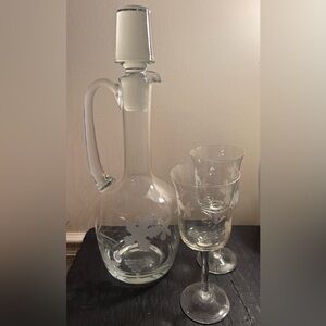 Beautiful hand blown leaf/grape decanter with 2 matching glass stemware